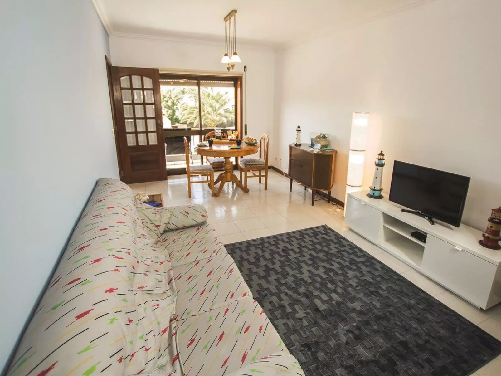 Haus der Scheinwerfer mit freier Garage-Inside