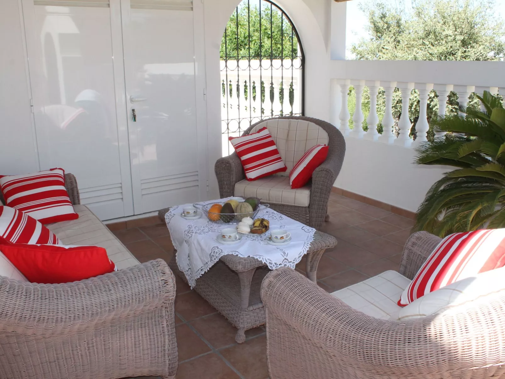 Ferienvilla mit Blick auf das Wasser-Dehors