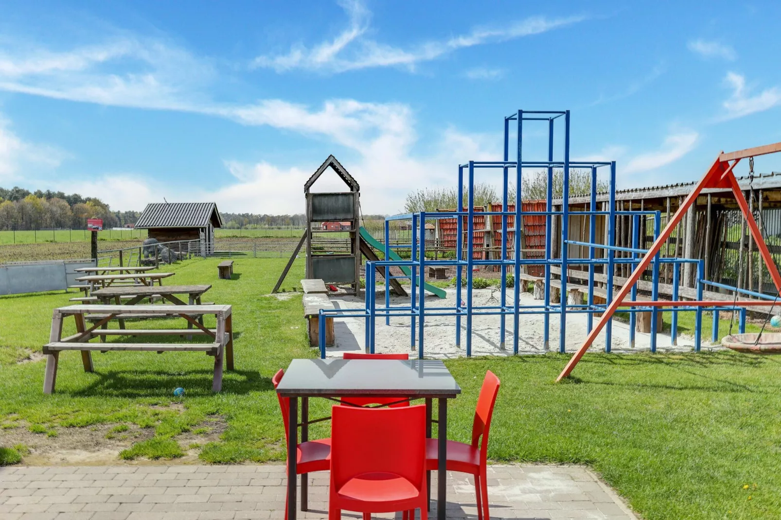 IN DE WOLLEKJES  “slapen bij of tussen de schapen”-Jardin d'été