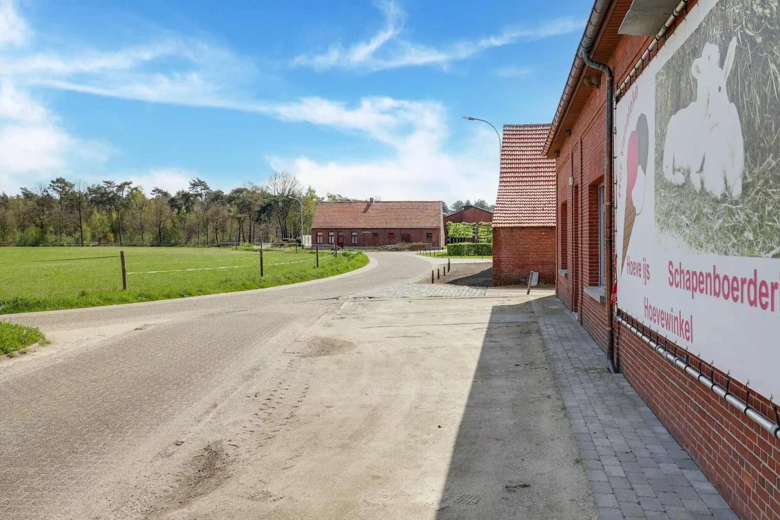 IN DE WOLLEKJES  “slapen bij of tussen de schapen”-Vue d'été