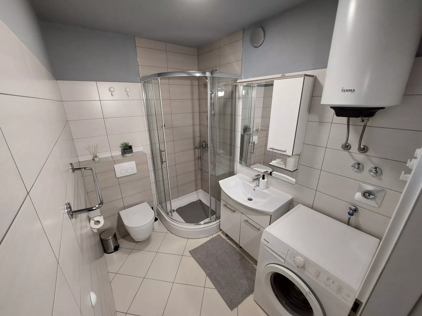 Sonniger Rückzugsort mit Privatparkplatz-Drinnen