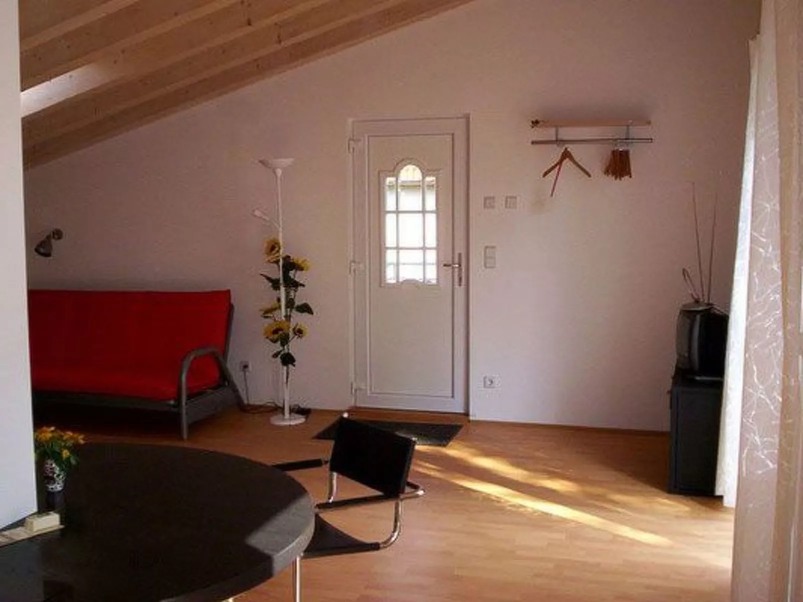 Moderne Studiowohnung im Obergeschoss mit Balkon-Drinnen