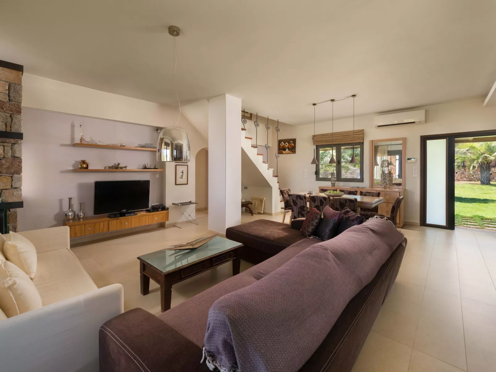 In Sgourou mit Parkplatz, Blick ins Grüne-Dedans