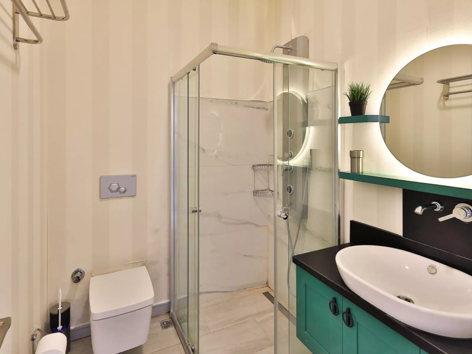 Traditionelles Natursteinhaus mit Sichtschutzpool-Drinnen