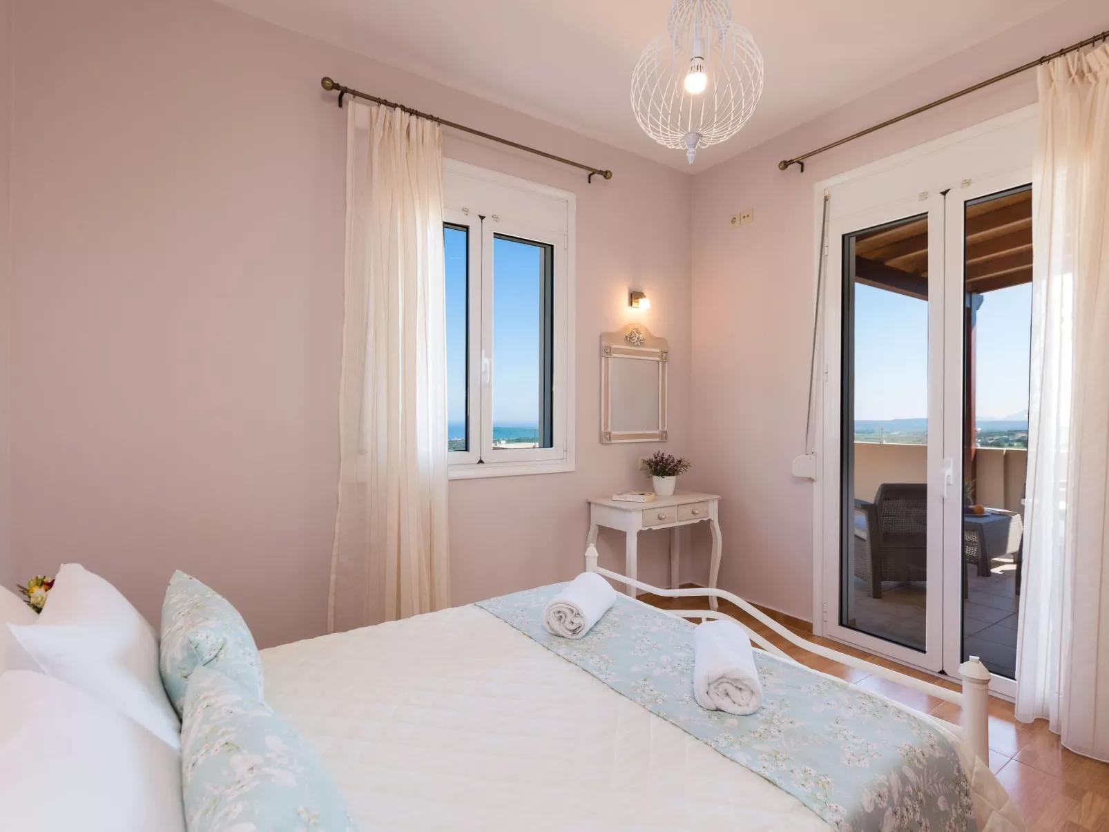 Familienfreundliche Villa mit privatem Pool und BBQ-Drinnen