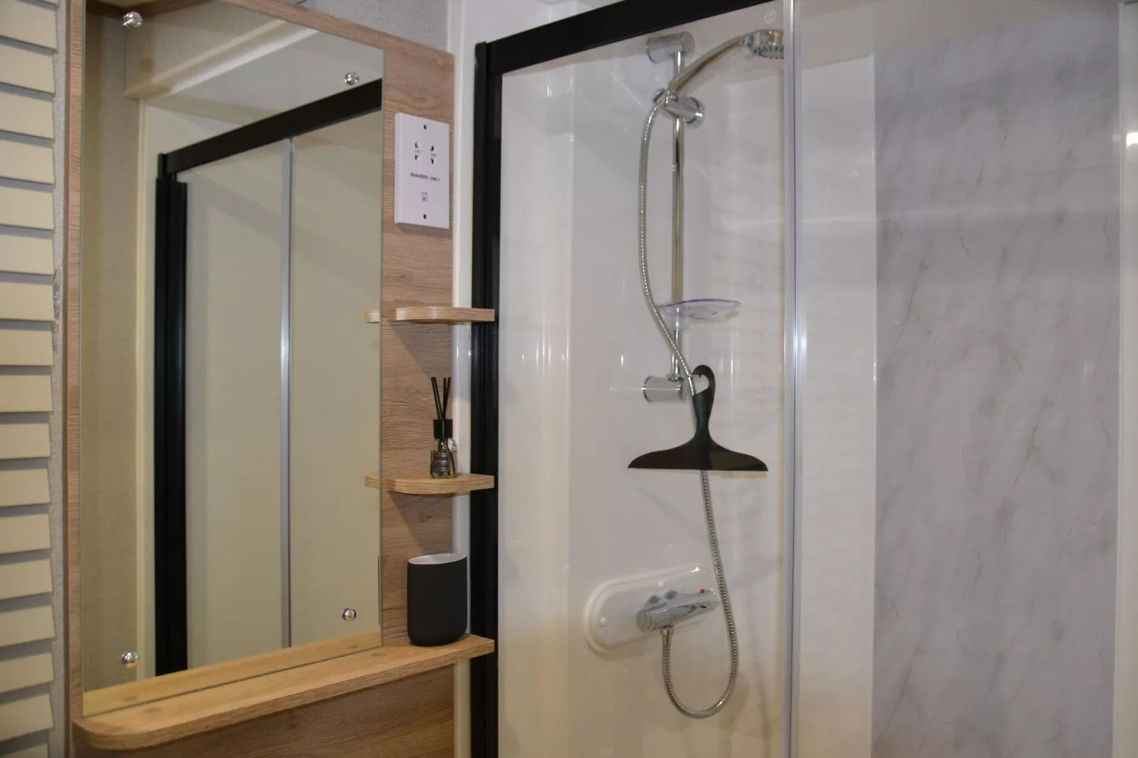 Ile-de-la-Banette-Bathroom