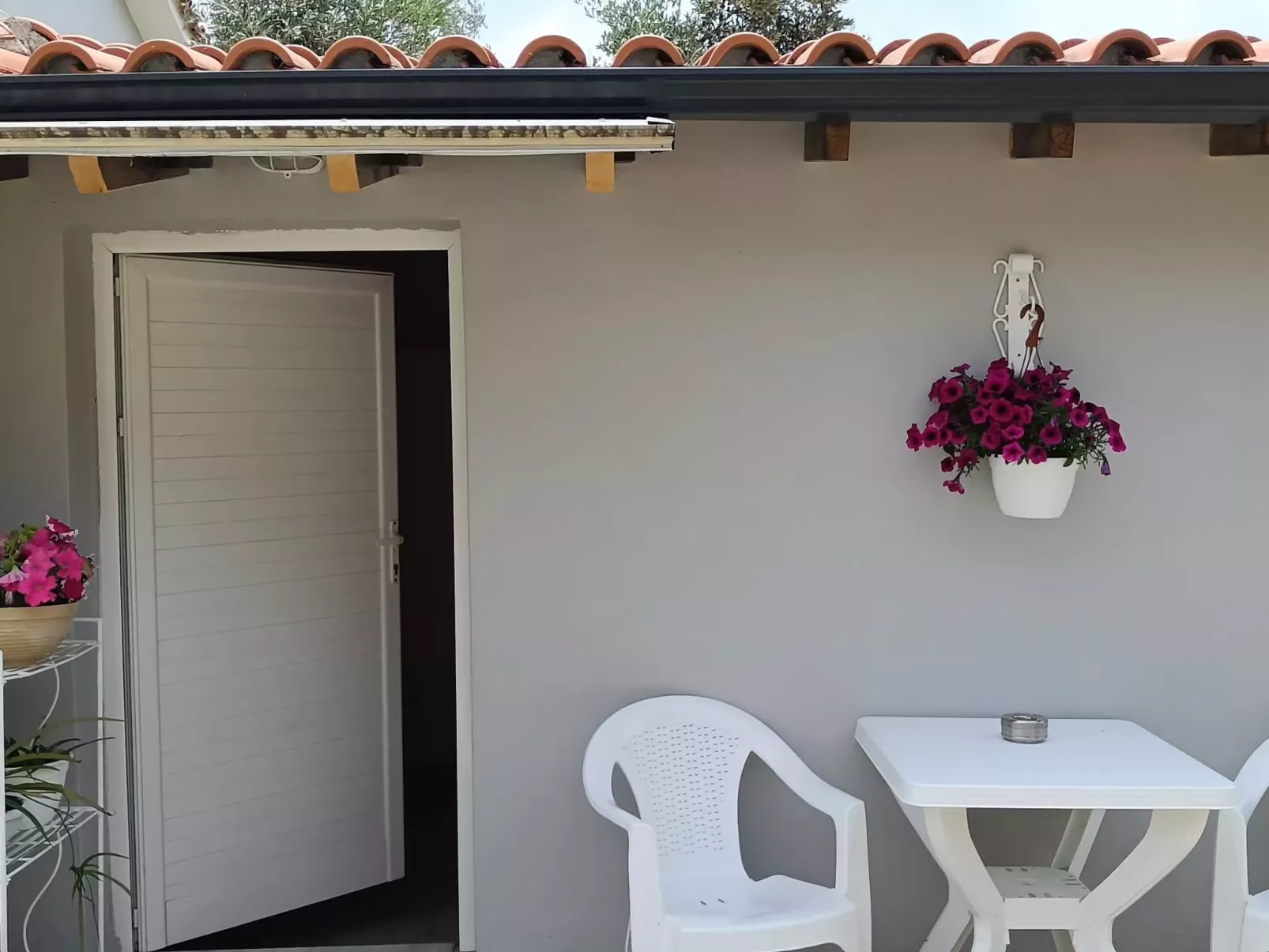 Berge und die ikonische Landebahn des Flughafens Skiathos-Dehors