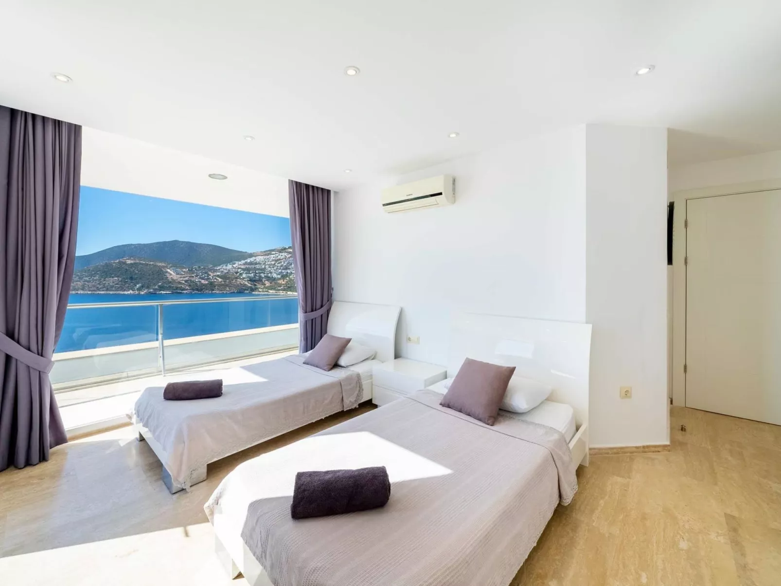 Große Villa direkt am Meer mit Infinitypool-Drinnen