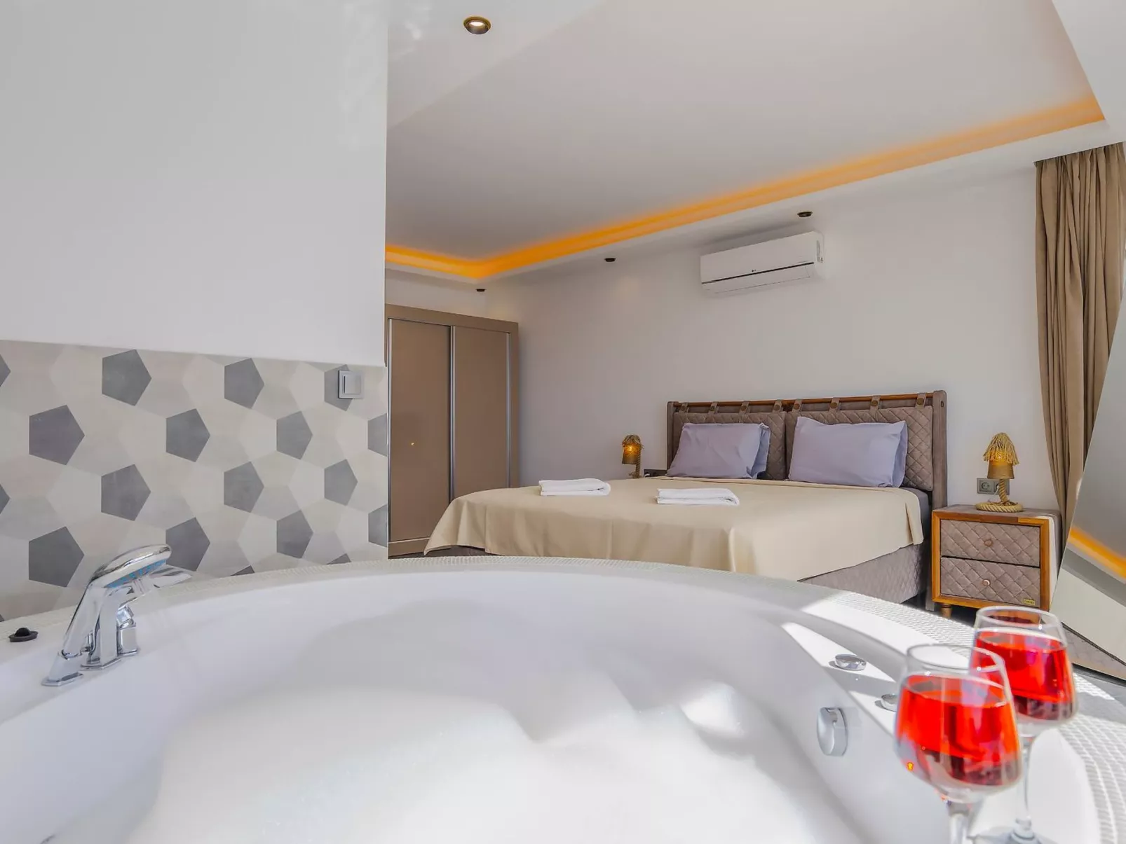 Schöne Villa mit Pool, Blick auf Meer und Tal-Drinnen