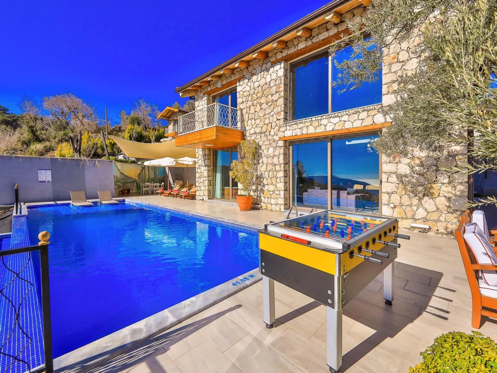 Steinhausvilla in der Natur-Drinnen