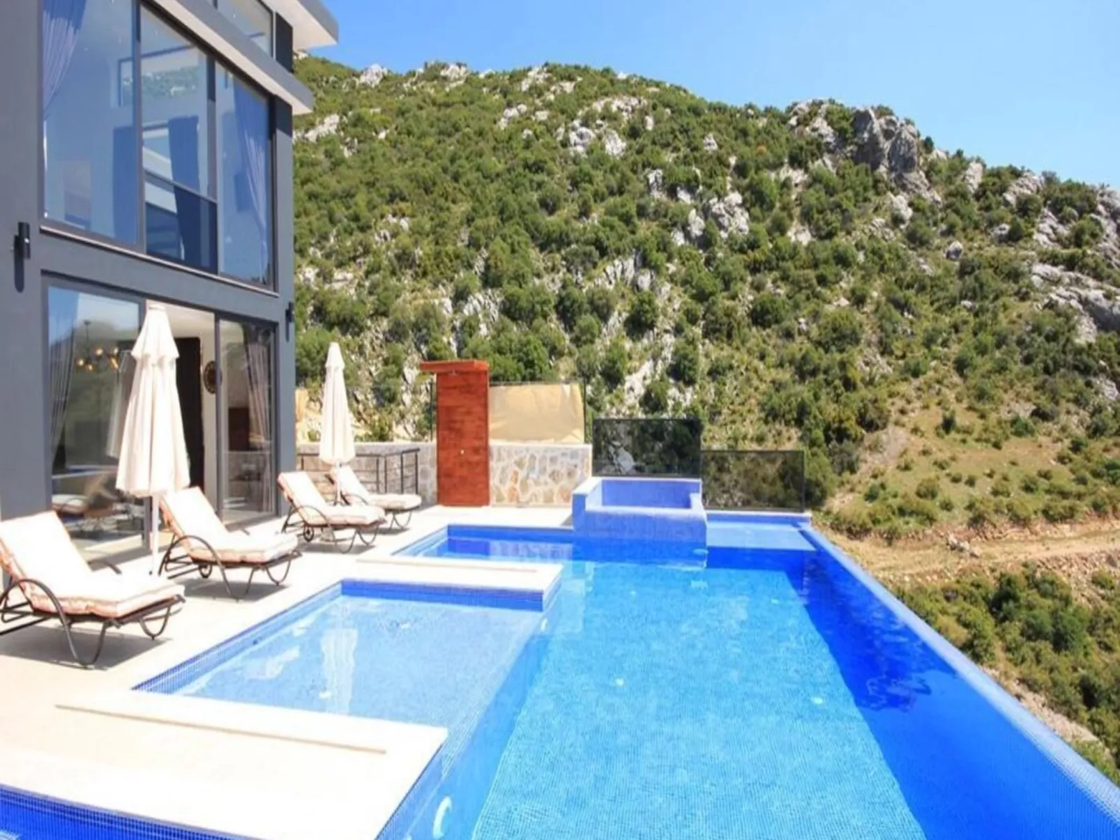 Villa mit Blick auf das Tal-Image-tags.info