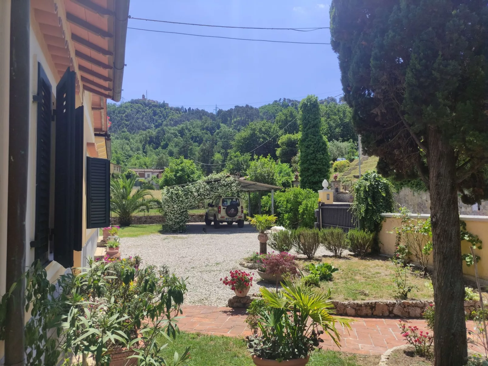 Villa mit schönem Gartne und Sonnenterrasse-Outside