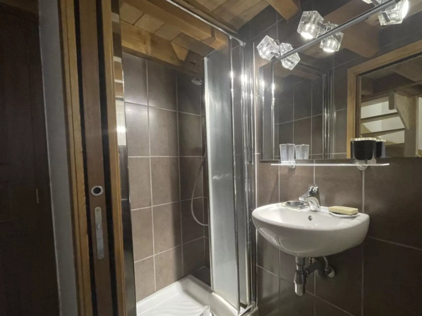 Wohnung mit Blick auf das Wasser-Inside