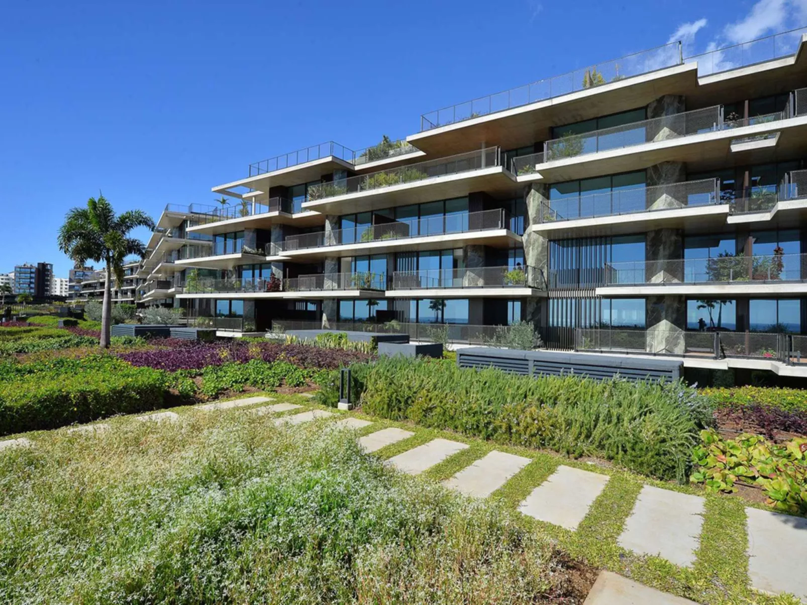 RJS Savoy Monumentalis-Outside