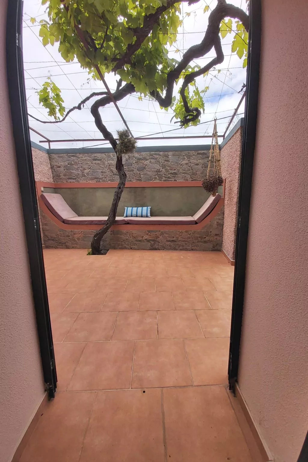 Cottage aus Stein mit Blick auf das Wasser-Image-tags.info