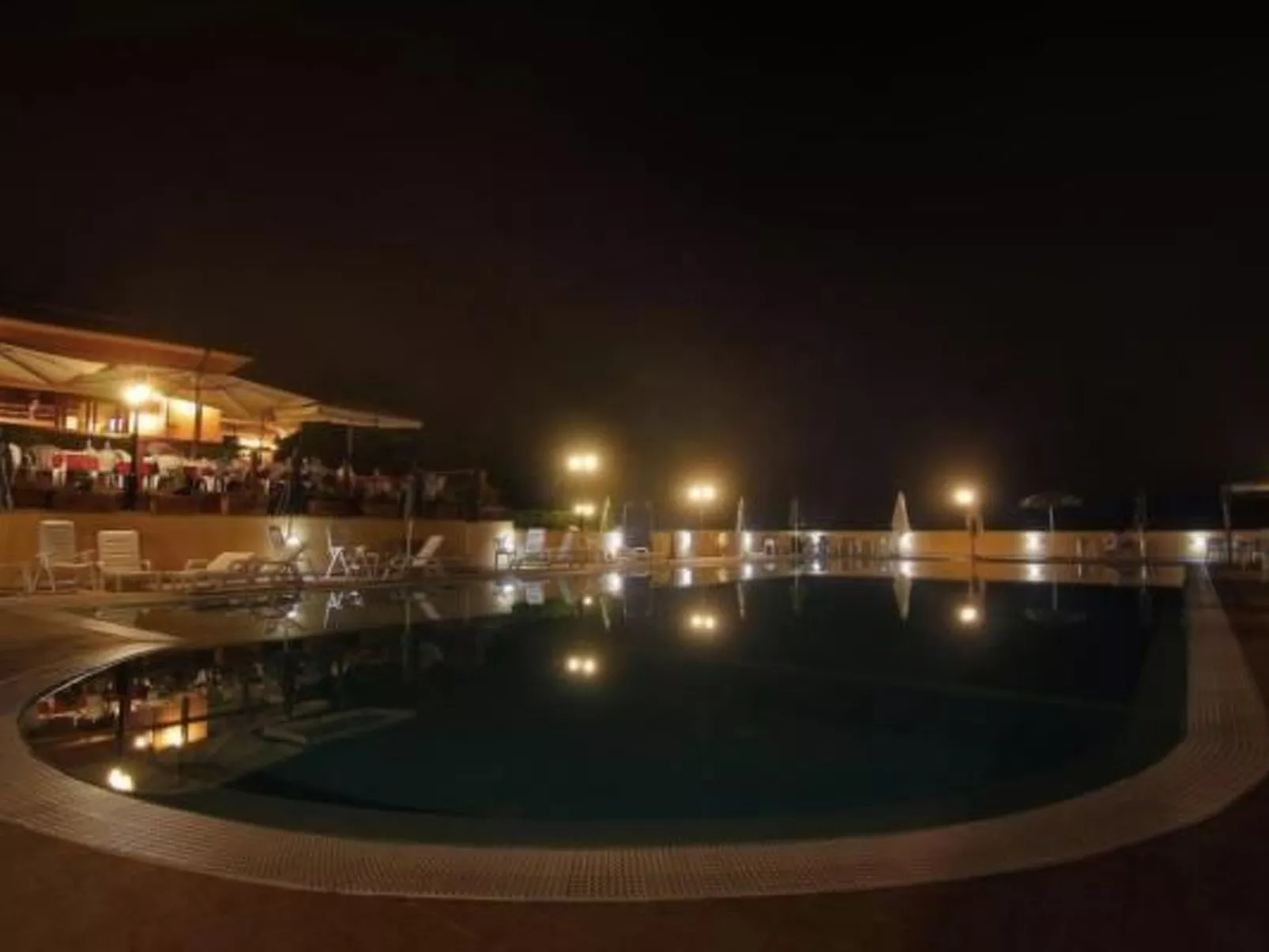 'Horizons' mit Schwimmbad-Draußen