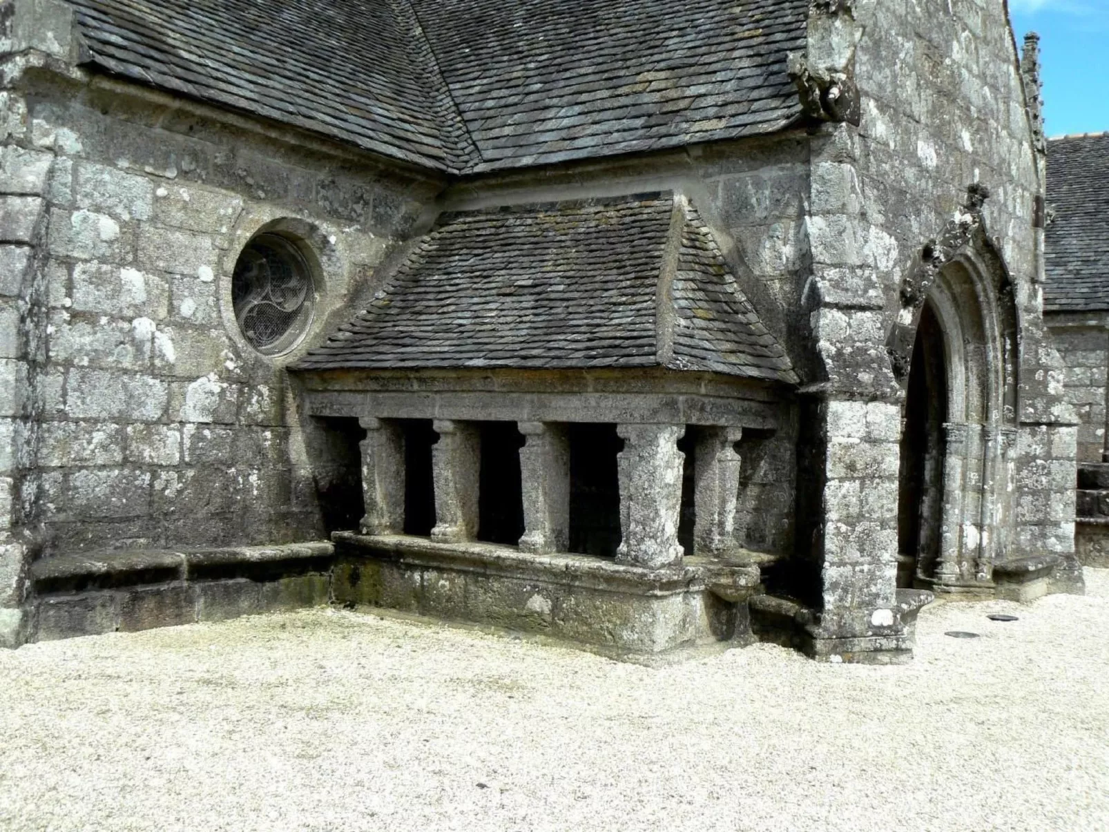 Küstennahes, bretonisches Ferienhaus mit Kamin-Outside