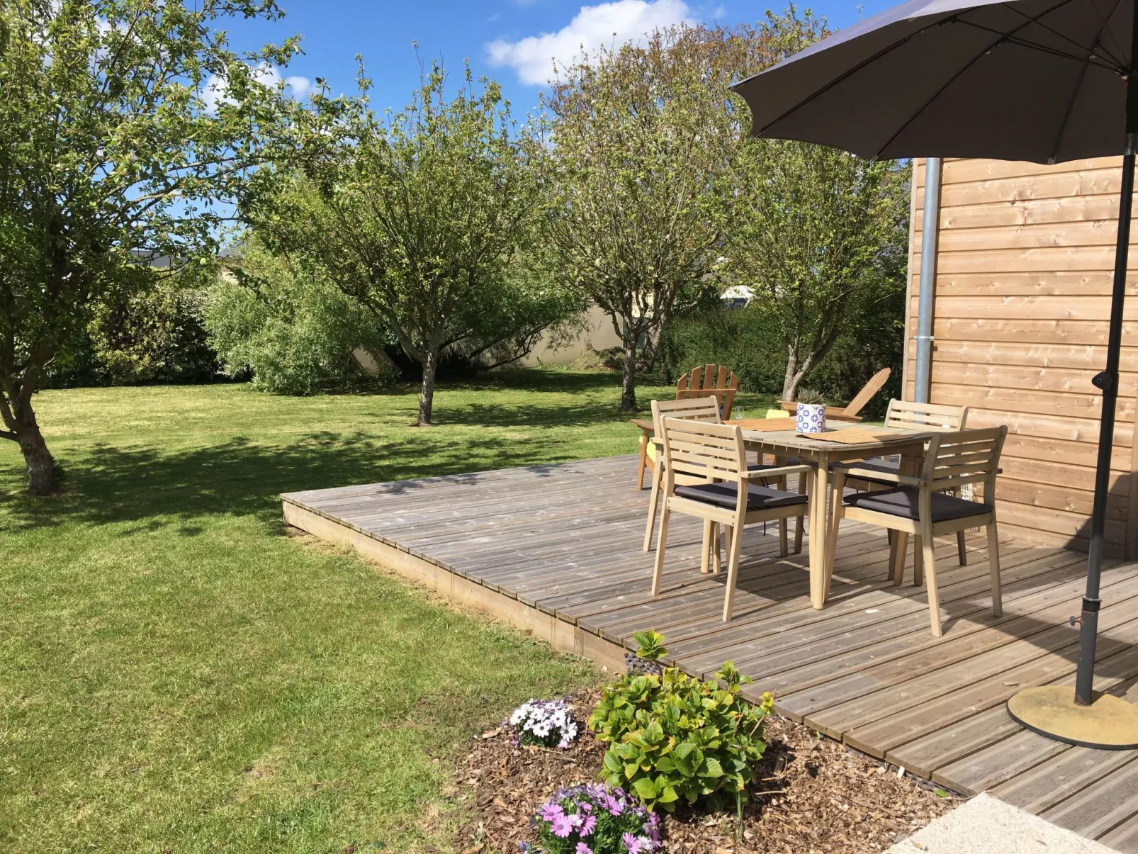 Charmantes Holzhaus in einer grünen Umgebung-Outside