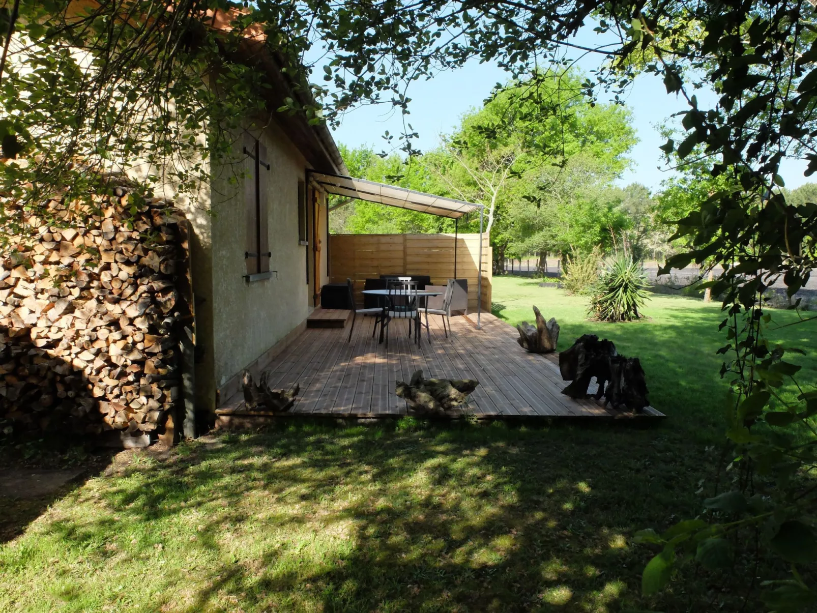 Gemütliches Ferienhäuschen im Grünen mit Terrasse-Draußen