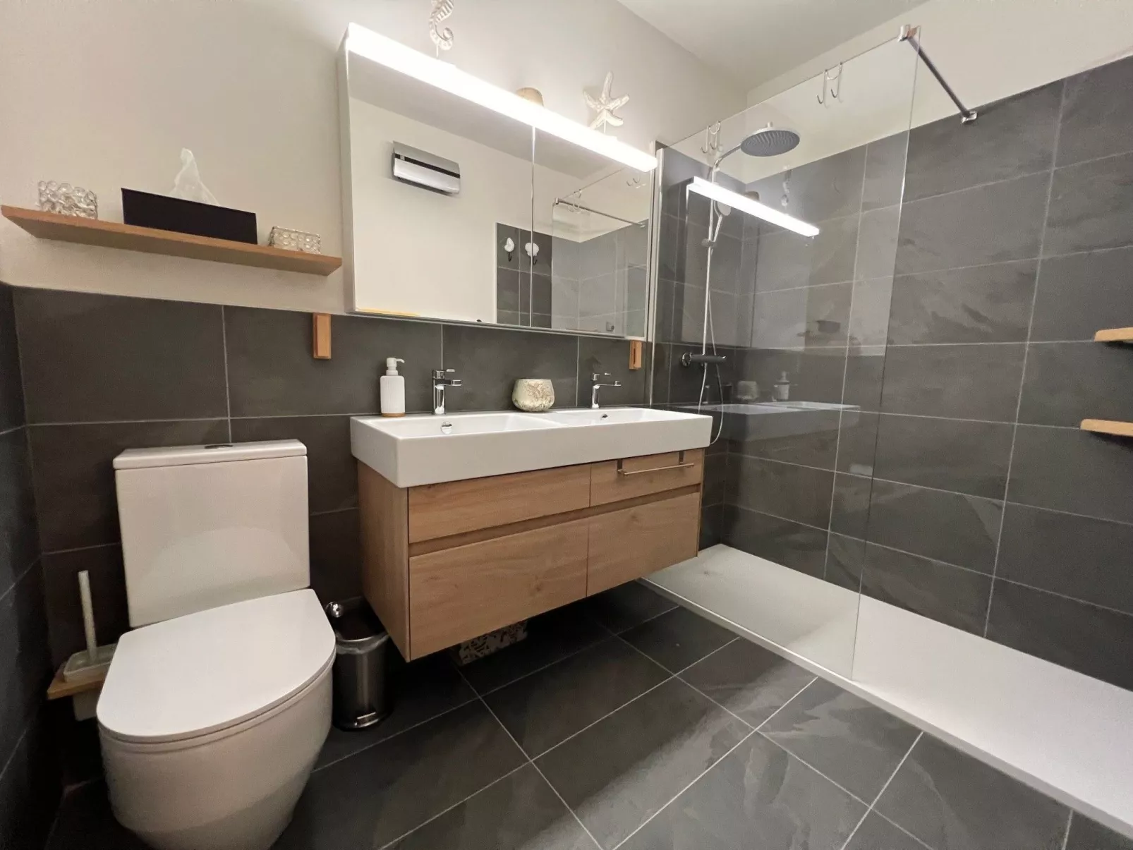 Navengana 5 mit Pool-Drinnen