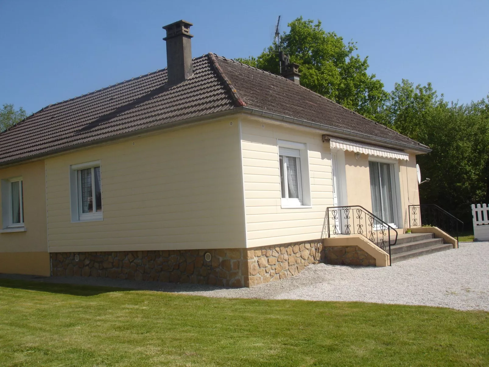 "Pavillon" mit eigenem Parkplatz-Draußen