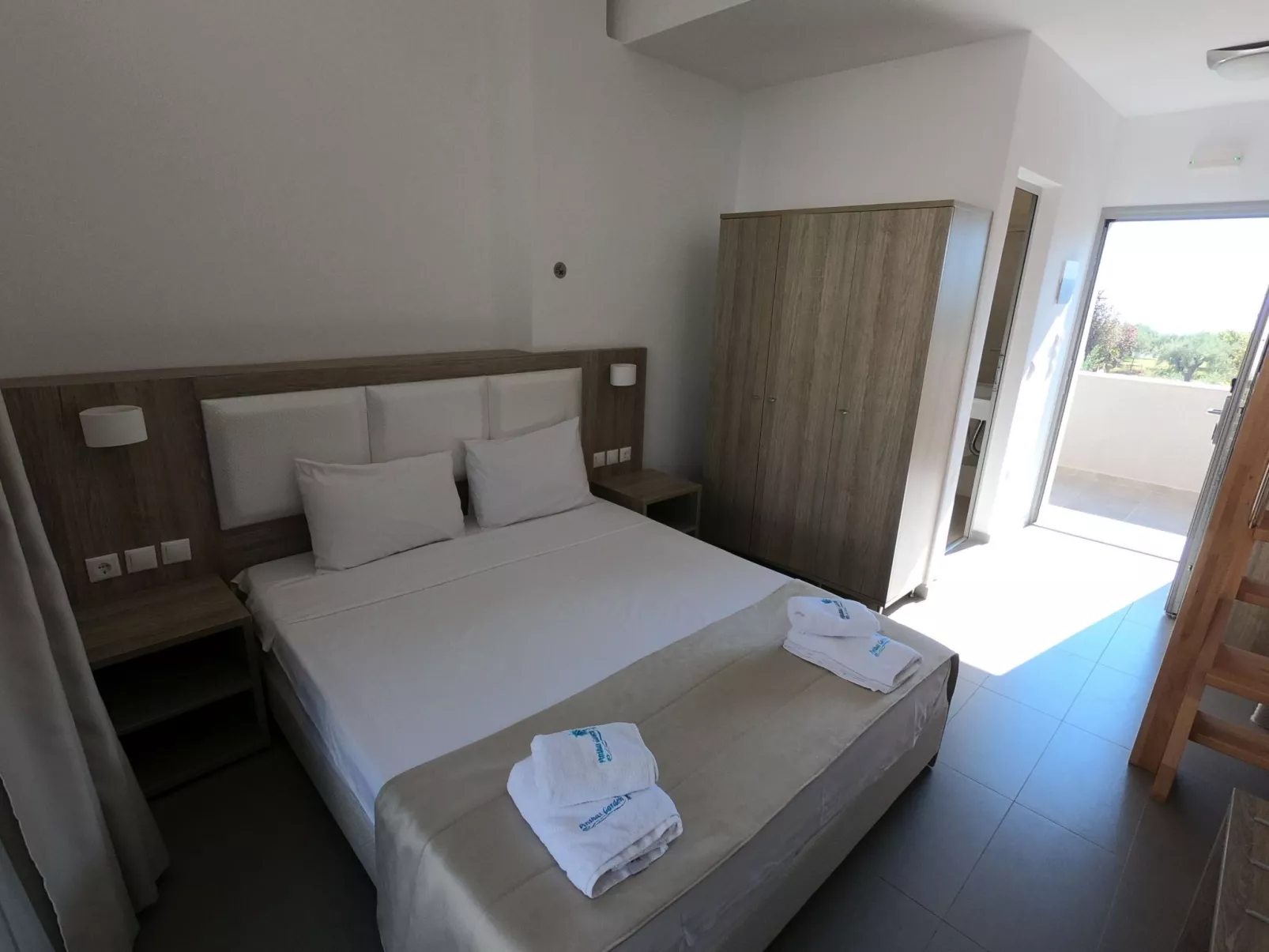 Finikas Garden Nikit-Drinnen