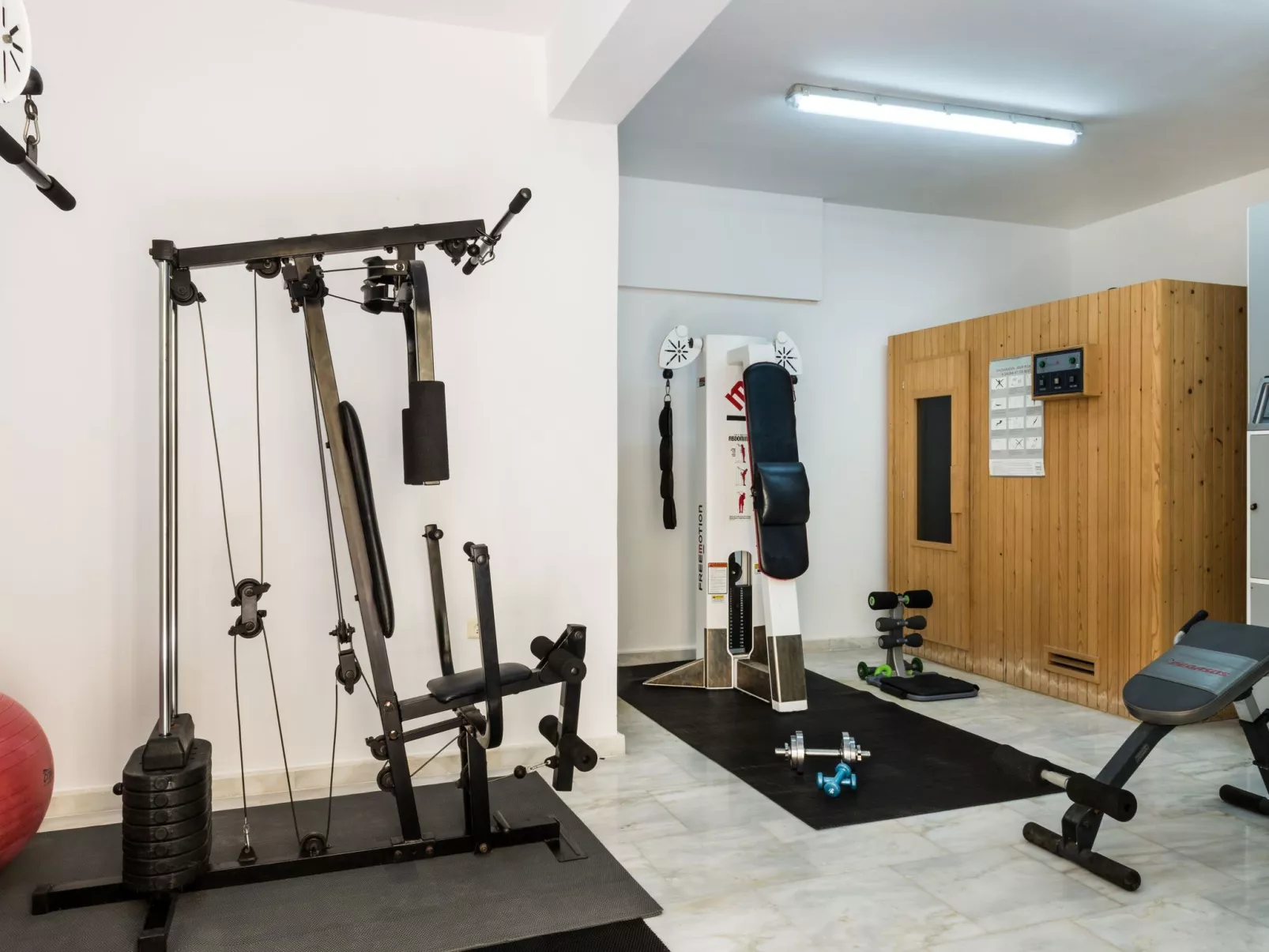 Mit gemeinschaftlichem Pool-Inside