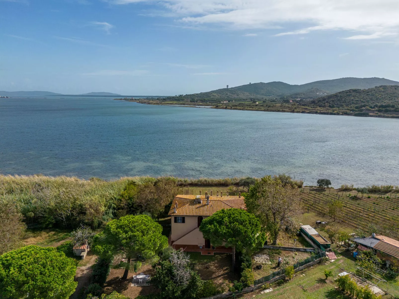 Rustikales Bauernhaus nur einen Steinwurf vom Meer entfernt-Outside