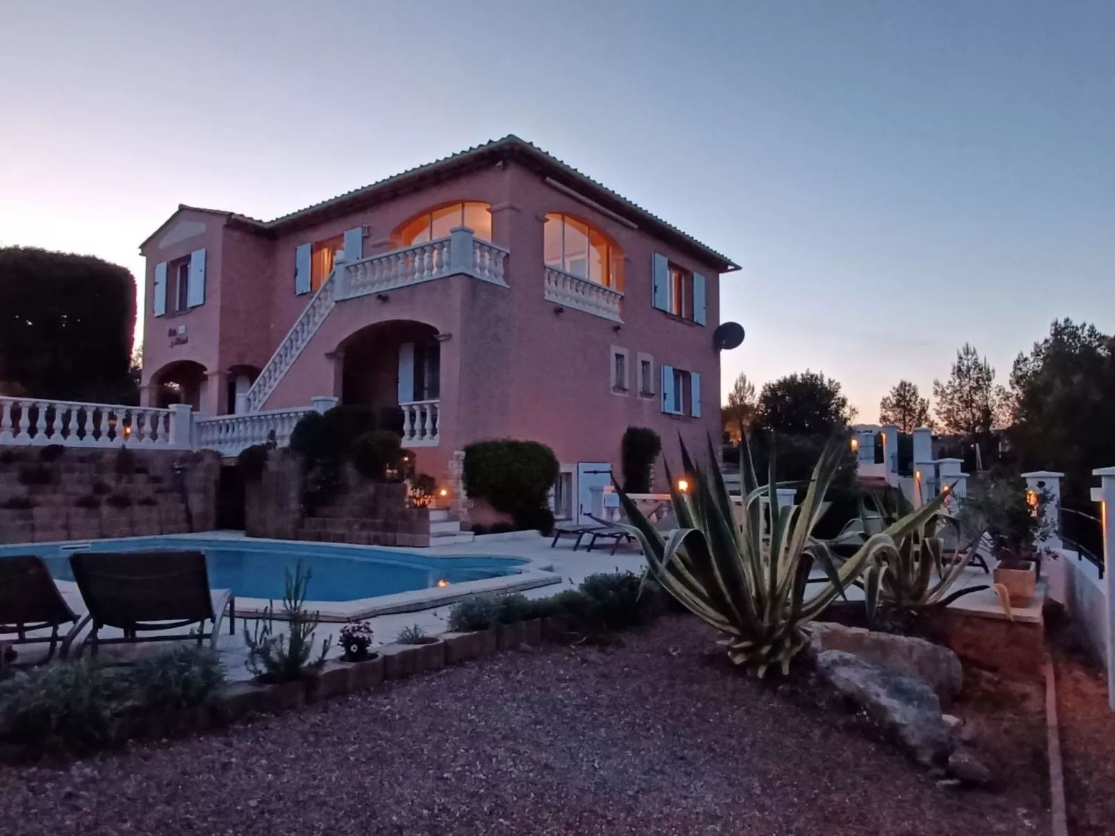 Schöne Ferienwohnung mit Meerblick und Pool-Dehors