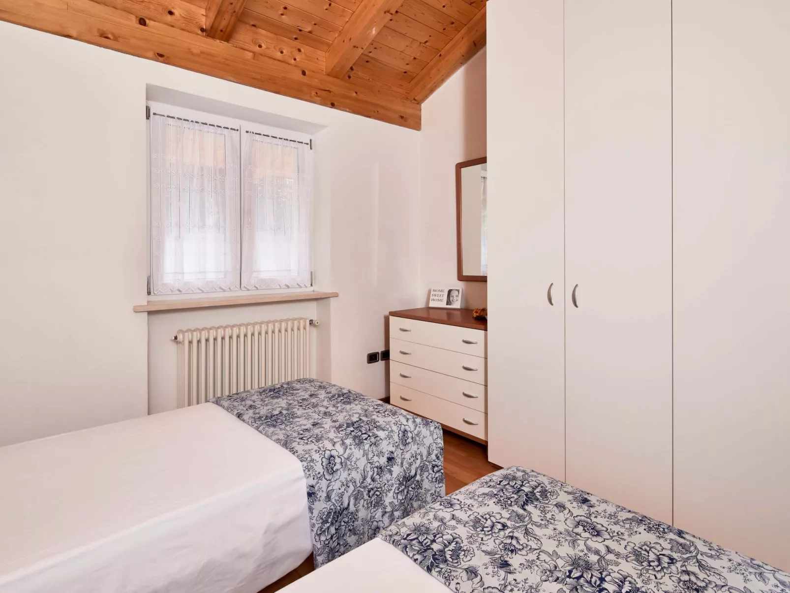 Superior-Dachgeschosszimmer mit großem Balkon BV4-Drinnen