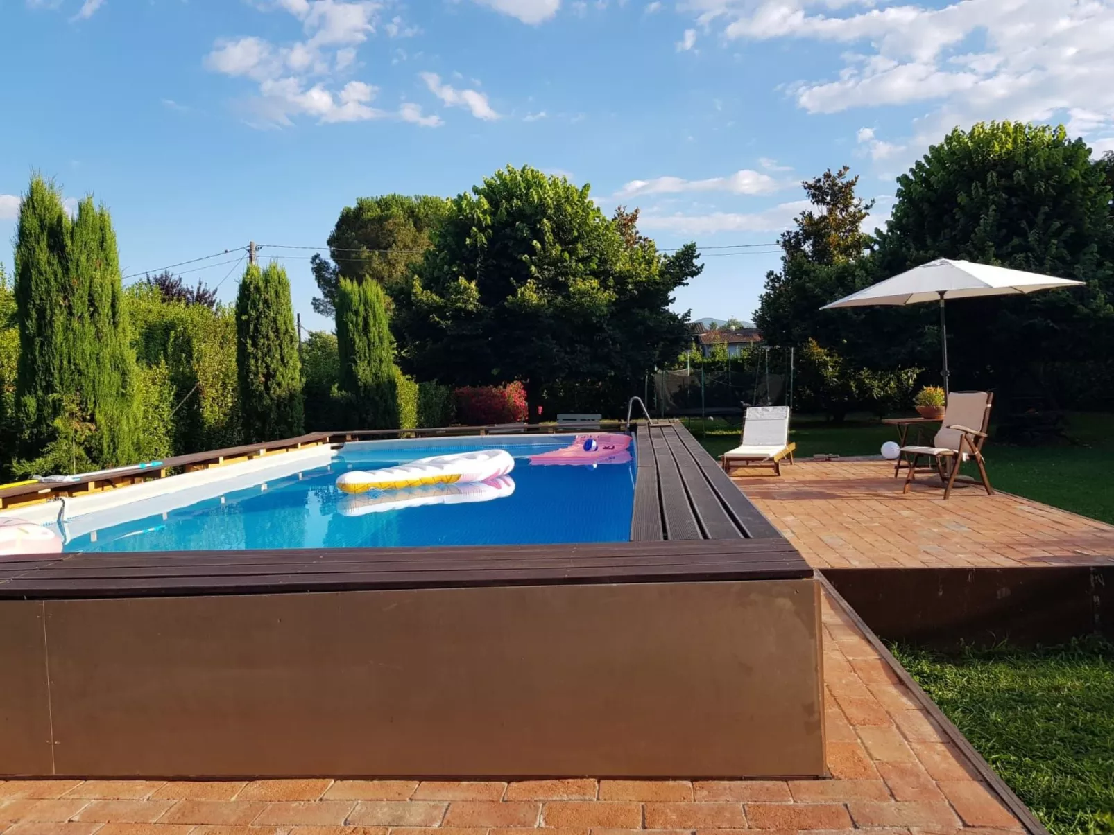 Unterkunft in einer Villa, Schwimmbad und großer Garten-Outside