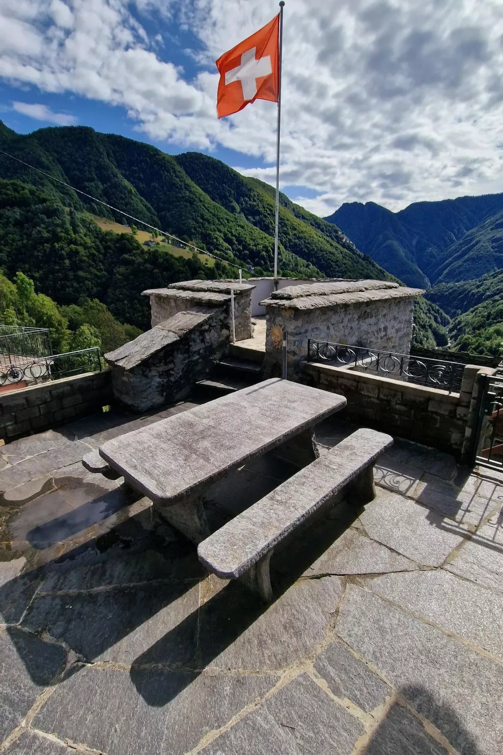 Chalet in den sonnigen Schweizer Südalpen-Dedans