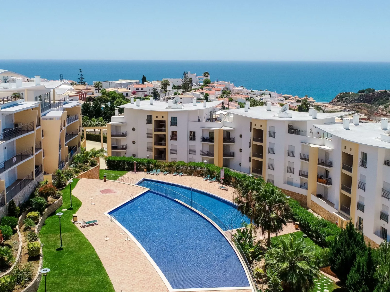 BnB Homes Wohnung mit Terrasse und Schwimmbad-Draußen