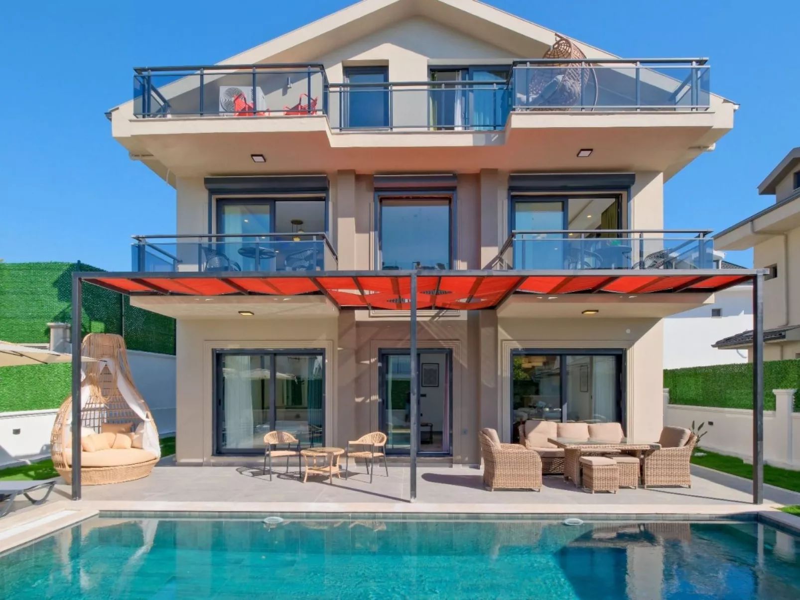 Große Villa in Fethiye Ausserhalb im grünen-Drinnen