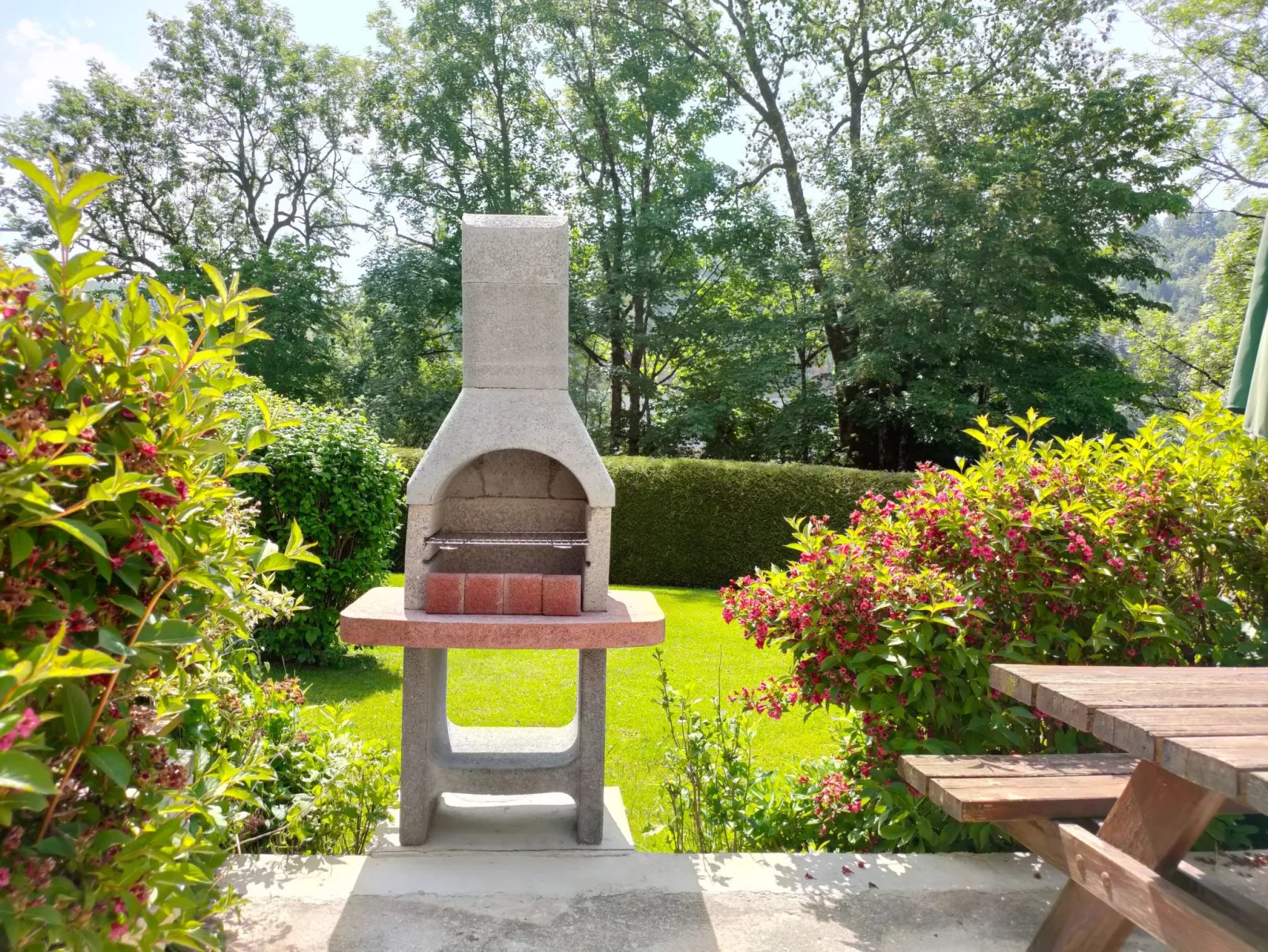 Gite Lys Montagnes du Jura mit Spa Sauna Fluss-Outside