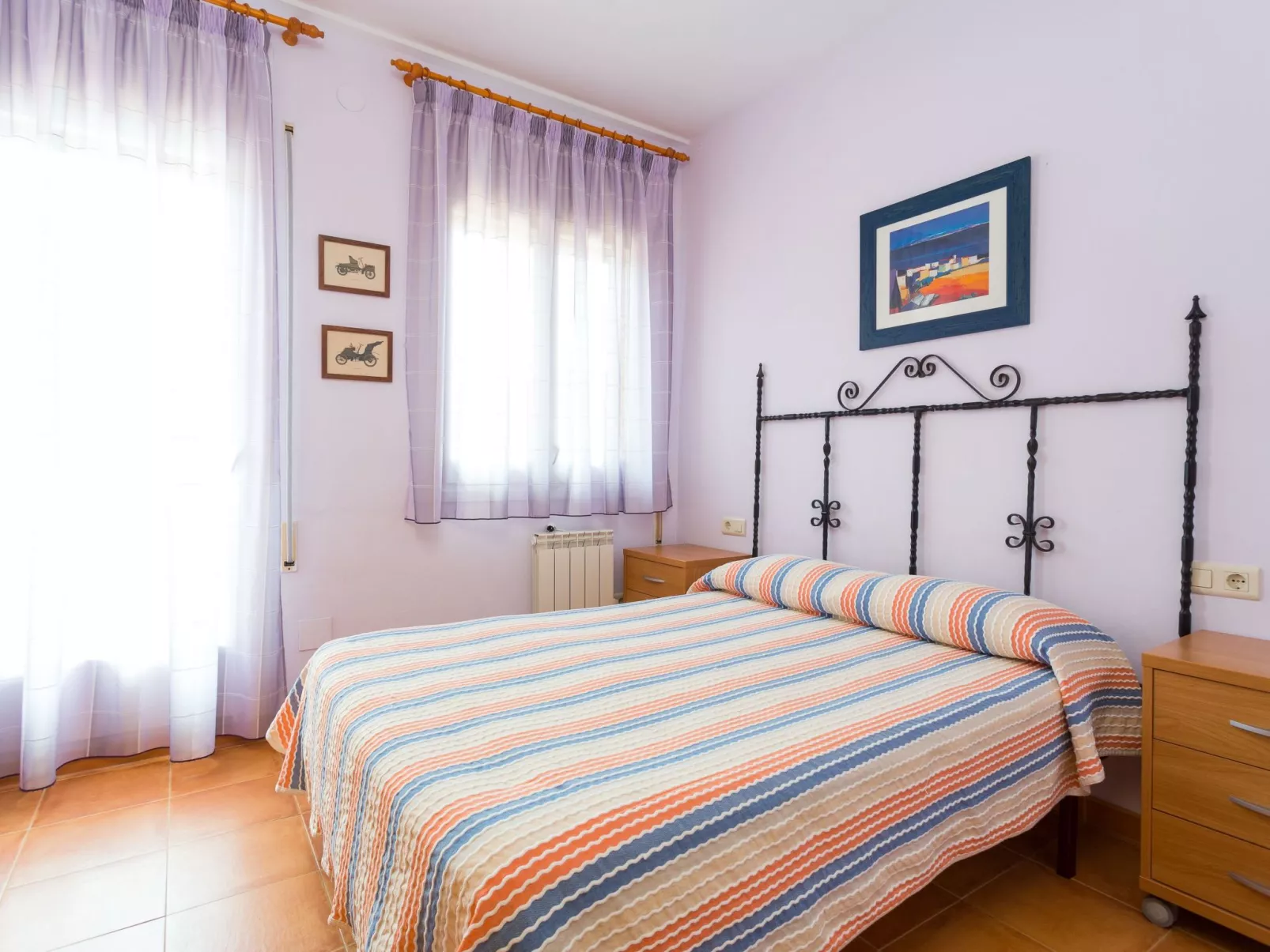 Großes Haus mit Schwimmbad und Barbecue-Drinnen