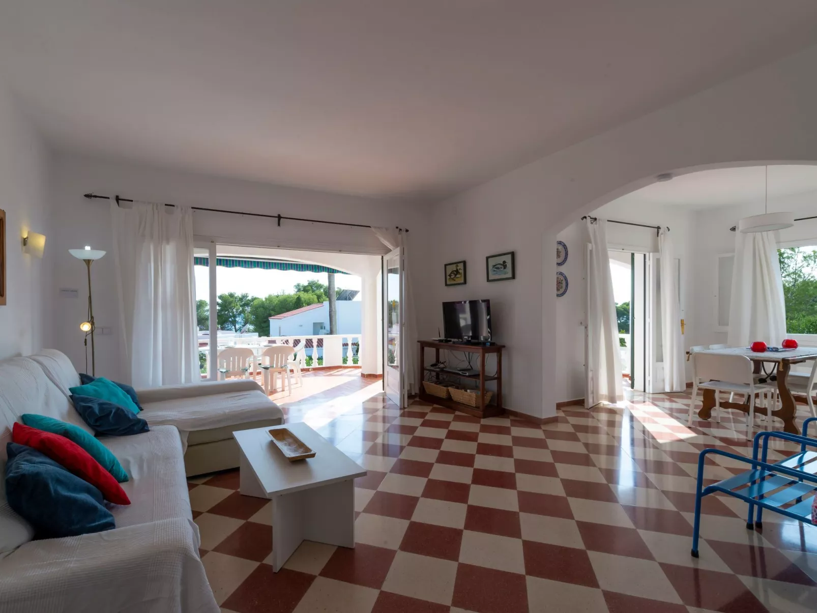 Moderne, frische Familienvilla Allondra-Inside