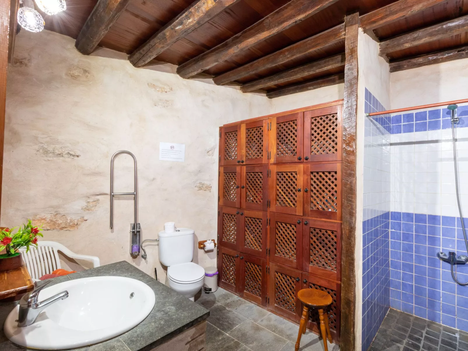 "Tamasite ajuy" mit Schwimmbad-Inside