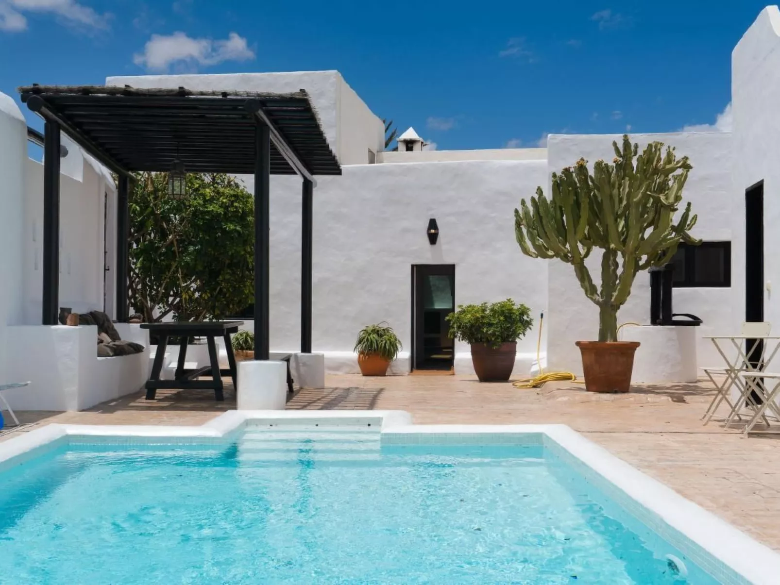 Bauernhaus mit großem Garten und beheiztem Pool-Outside