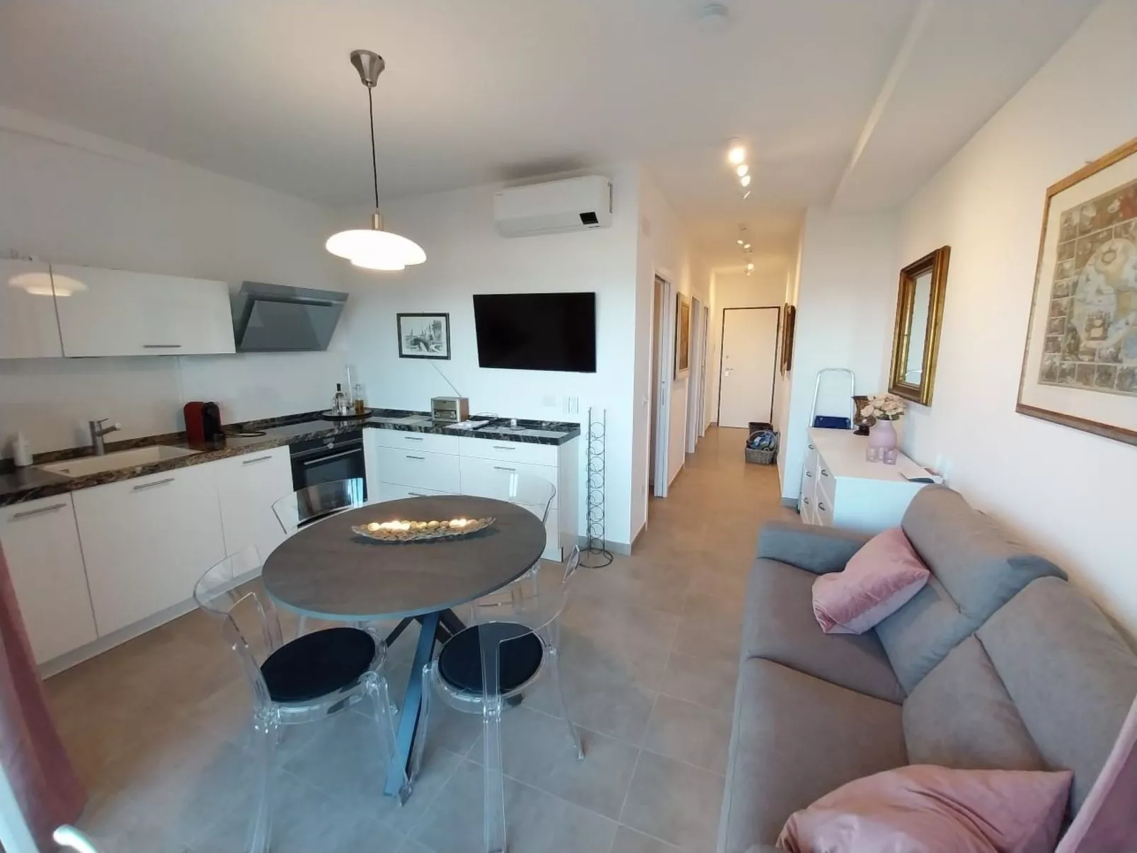 Helle und neue Ferienwohnung direkt am Strand-Drinnen