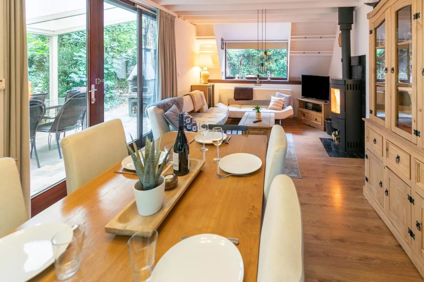 Ut Huuske-Dining room