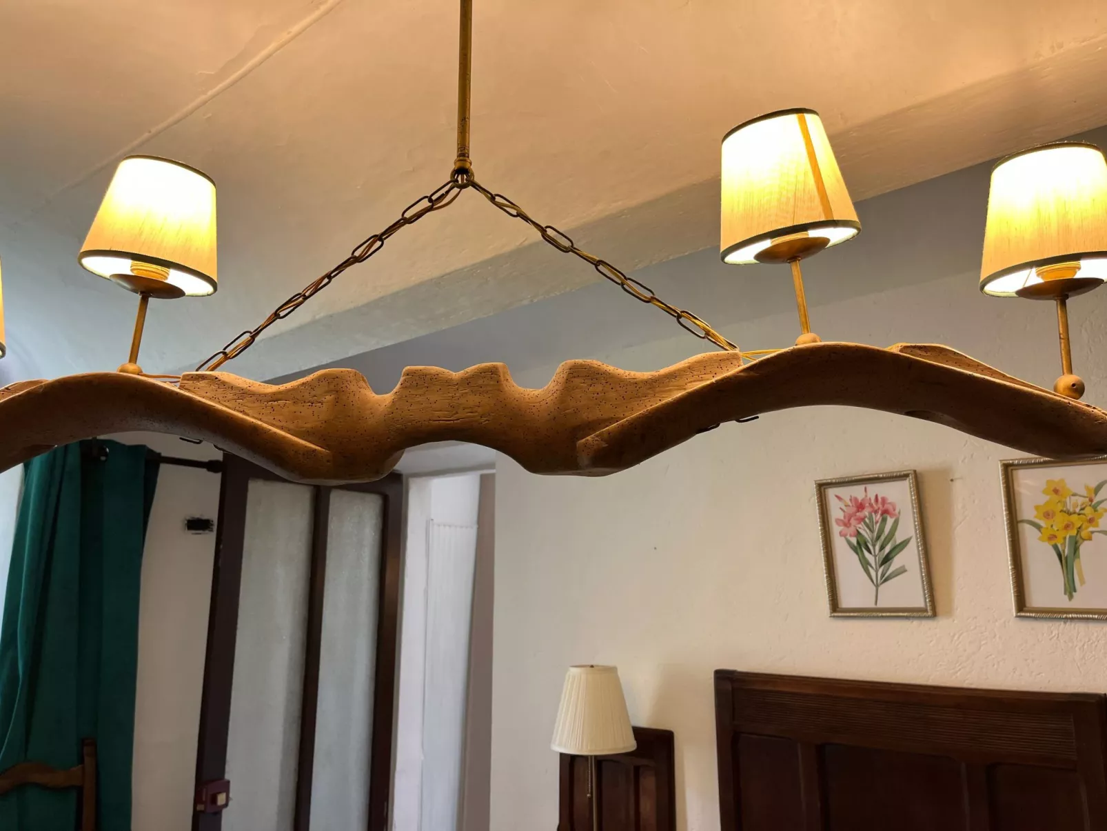 Typisches Bauernhaus mit holzbefeuertem Kamin-Drinnen