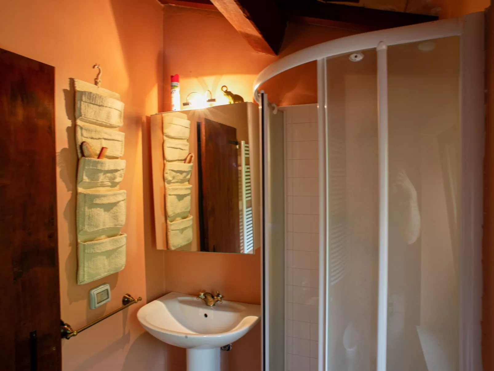 Villa mit privatem, halb versenkbarem Pool in Meeresnähe-Inside