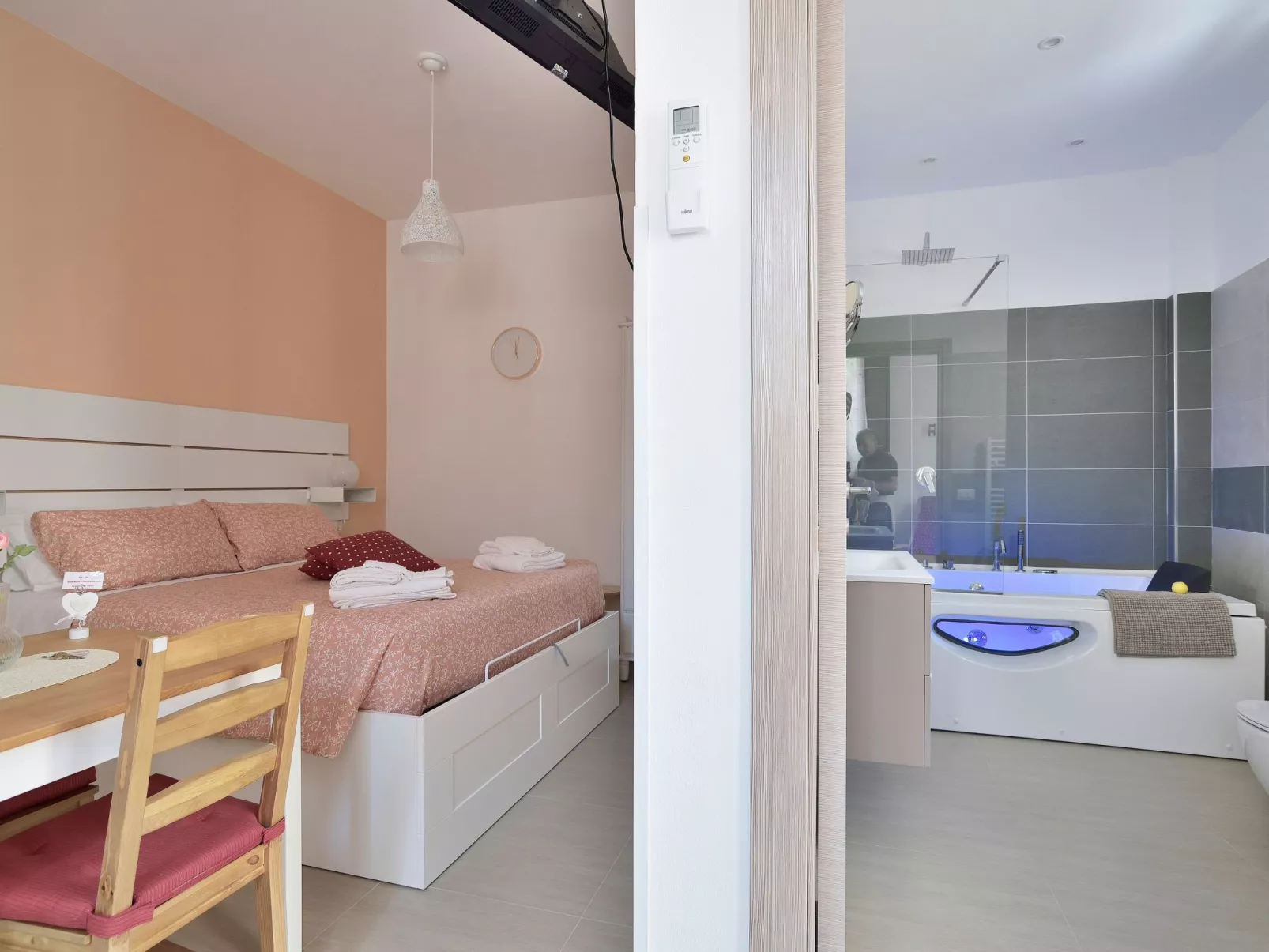 Romantisches Zimmer mit Jacuzzi-Inside