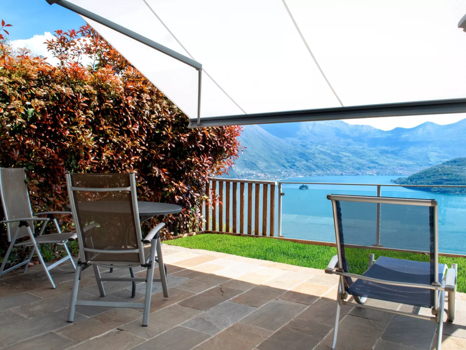 Segesta - Panorama-Außenbereich und Schwimmbad-Drinnen