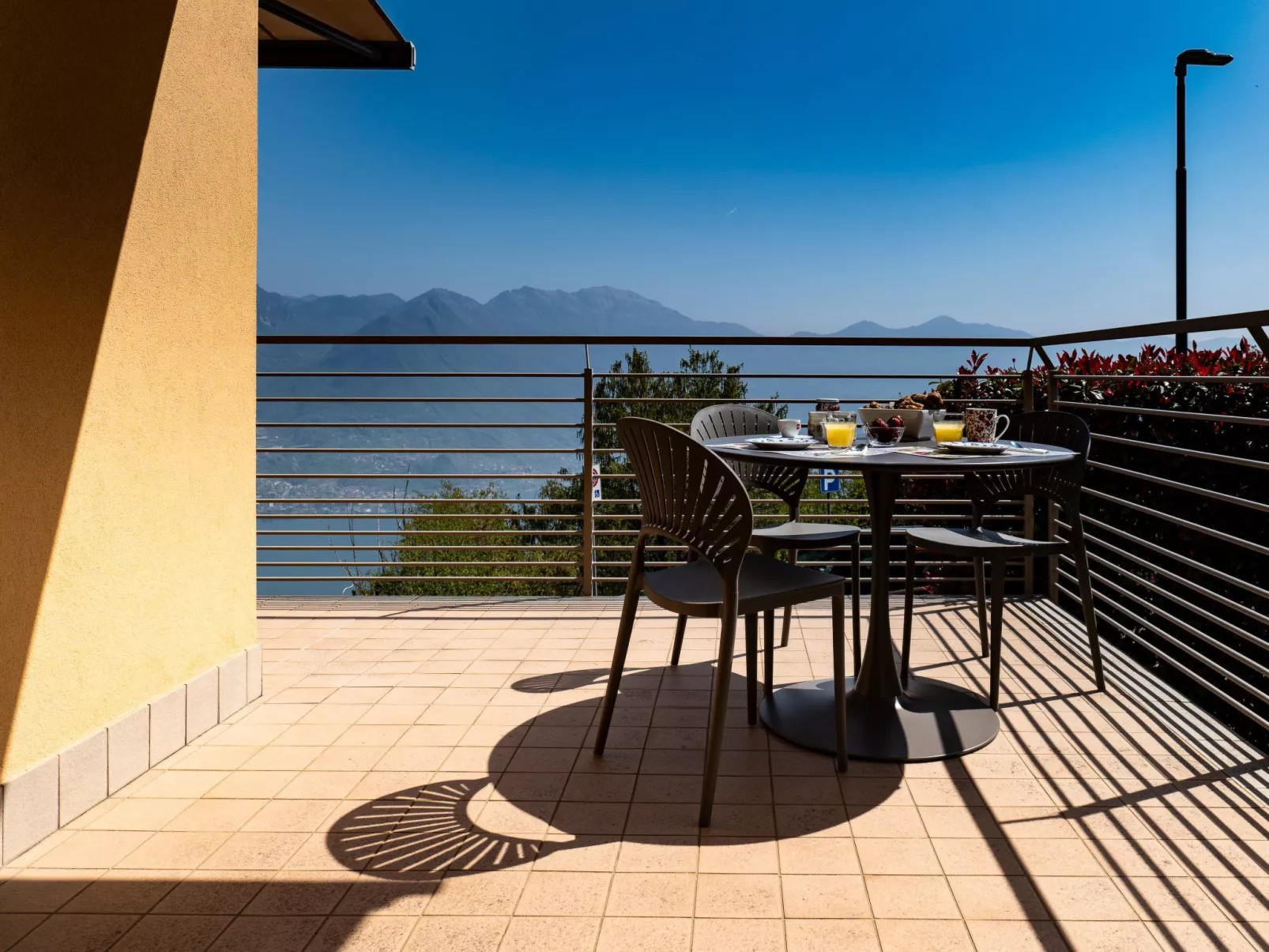 Lights on the Lake Zweizimmerwohnung mit Terrasse und Pool-Inside