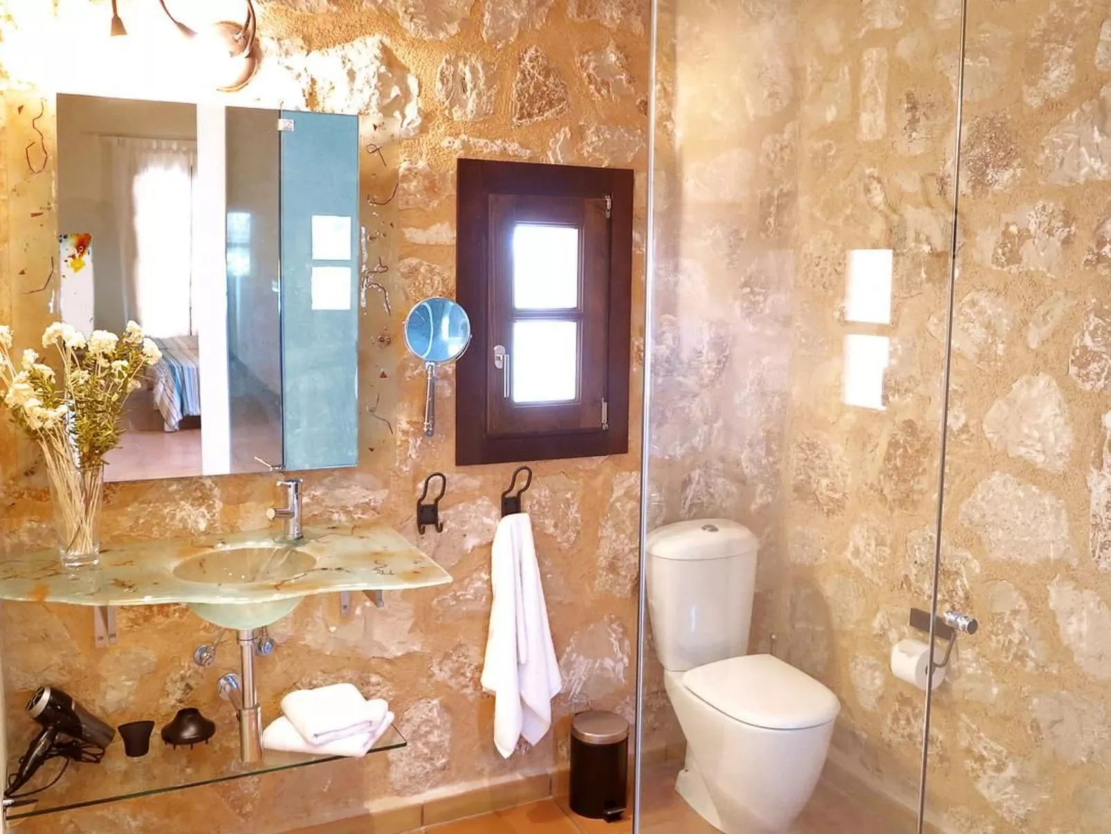 Mit großem Pool,  parkähnlichen Garten-Drinnen