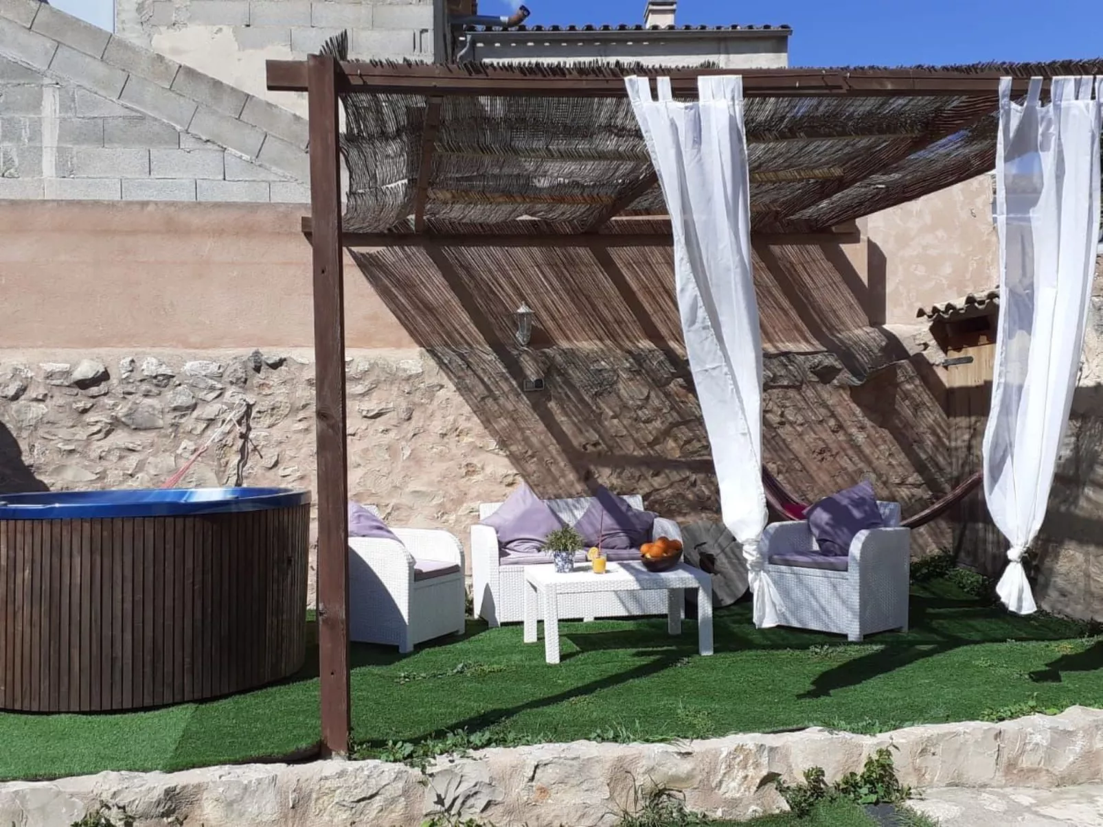 Jedes Ferienhaus mit Garten und Schwimmbad-Drinnen