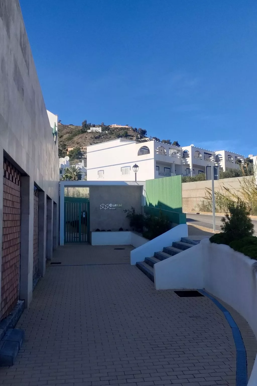 "La Invincible Moja" (Die unbesiegbare Moja)-Outside