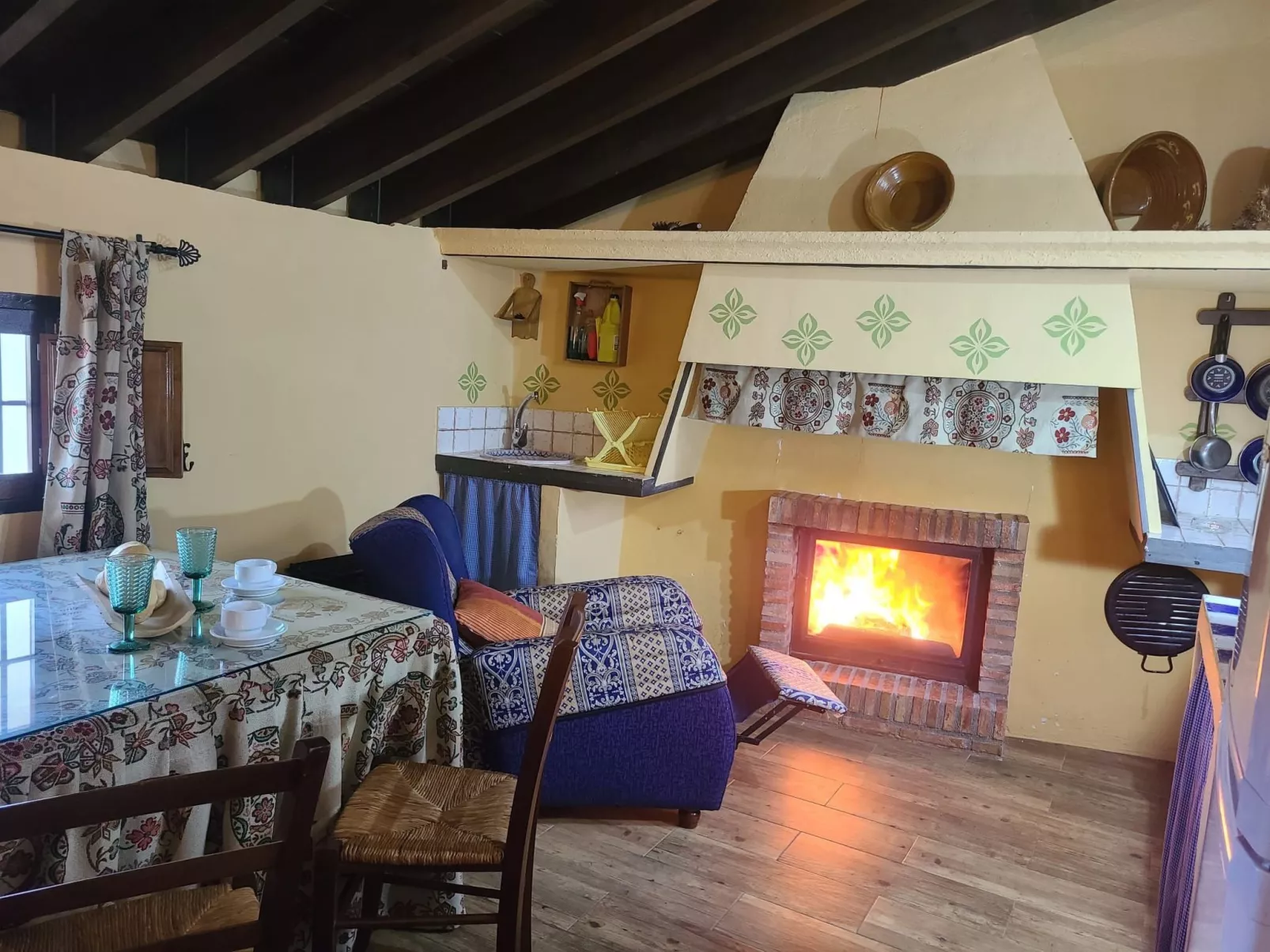 Schöne Ferienwohnung in Iznájar mit Garten, Terrasse und Grill-Drinnen